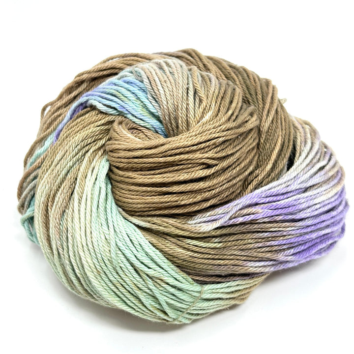 Different color of yarn form a circle